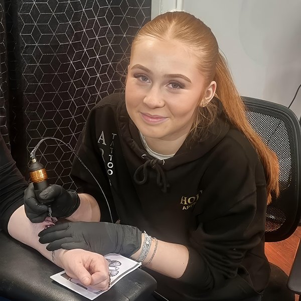 Hollie apprentice Tattooist